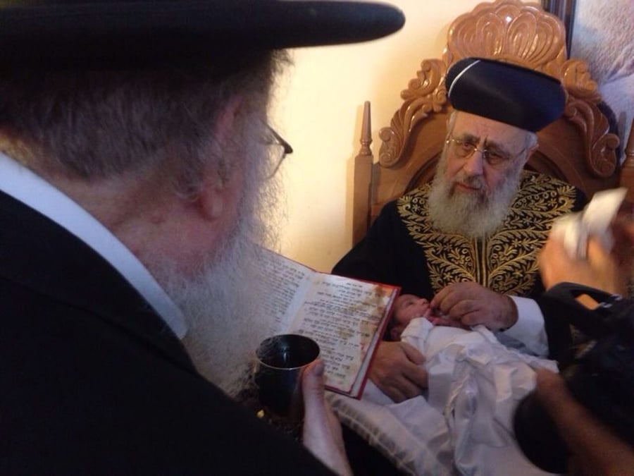 תיעוד: הרב יצחק יוסף שימש כסנדק ליתום בן שמונה ימים