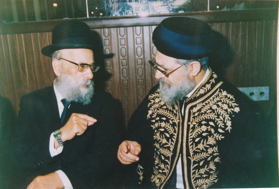 הרב יהודה צדקה זצ"ל, ראש ישיבת 'פורת יוסף' יחד עם מרן
