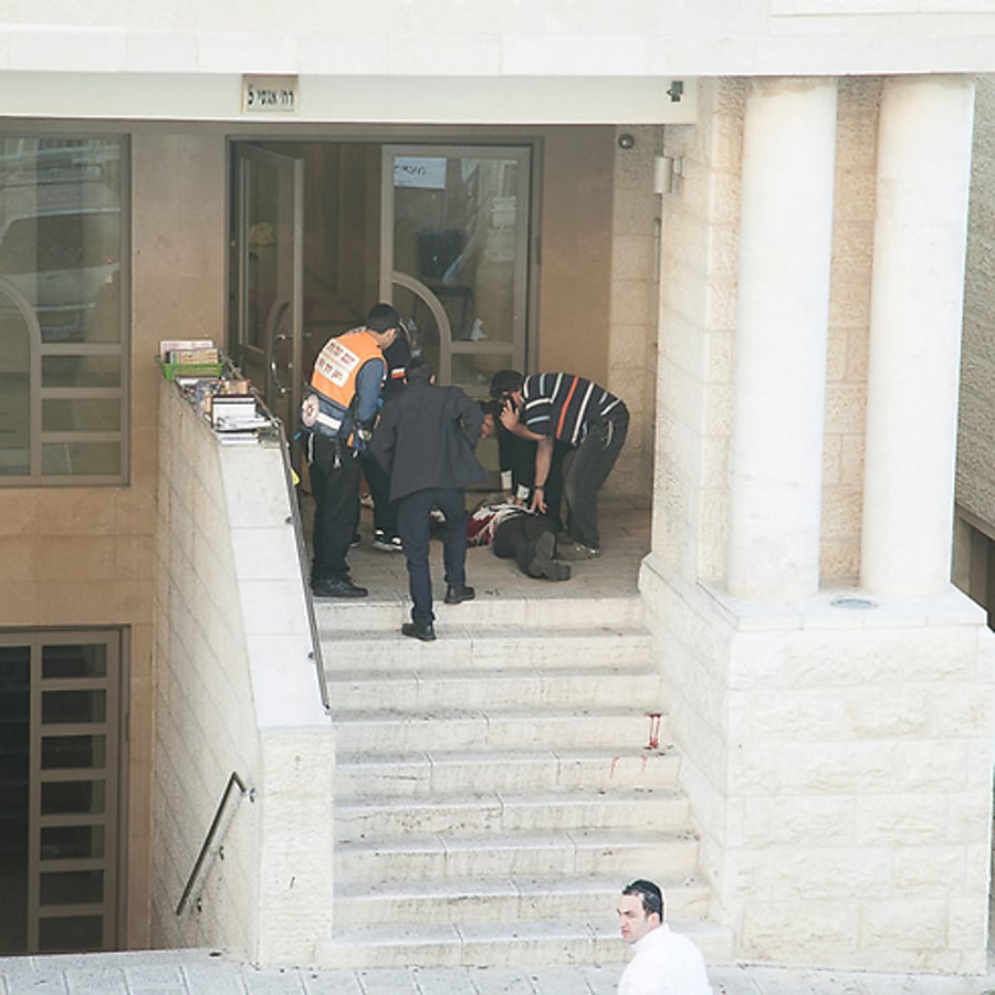 ההמולה מחוץ לבית הכנסת לפני העימות עם המחבלים