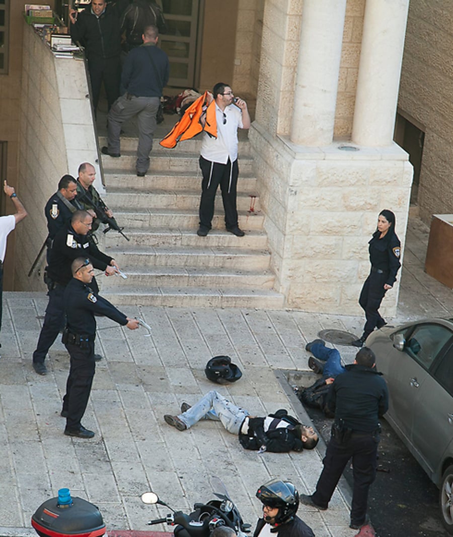 גופות שני המחבלים מוטלות בסמוך לבית הכנסת