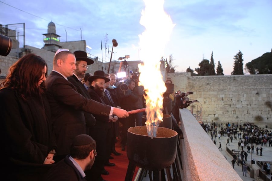 צפו: הרב הראשי, לבני והרצוג הדליקו נרות חנוכה בכותל