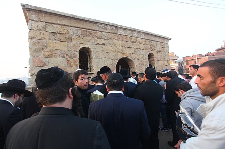 ישראלים בקברו של רבי יעקב אבוחצירא