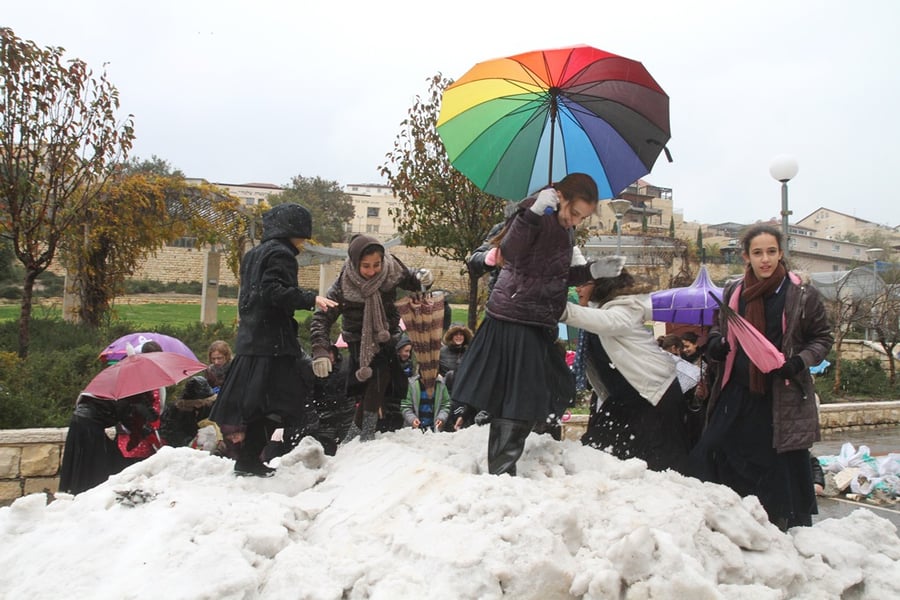 צפו: ילדי בית שמש חוגגים עם שלג