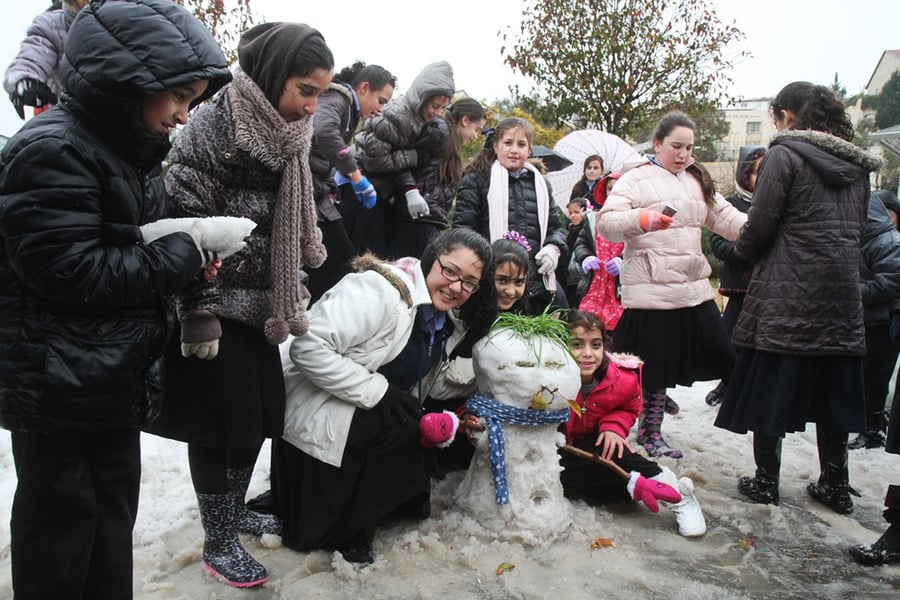 צפו: ילדי בית שמש חוגגים עם שלג