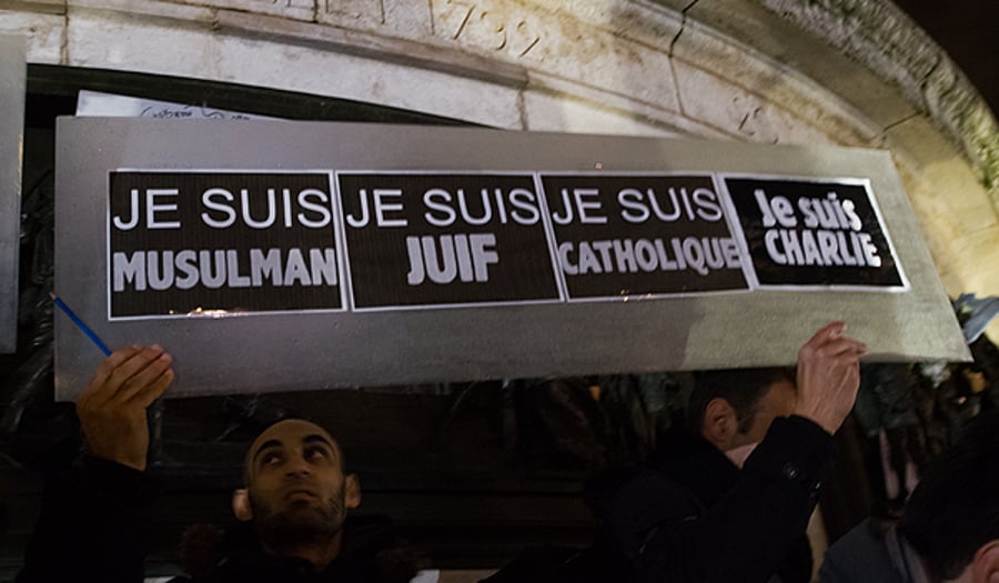 צפו: עצרת ההמונים בפריז בשידור חי