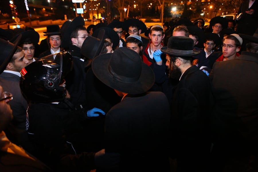 גלריה: 'המחבלים' הפגינו מול הכנסת ורוססו בגז מדמיע