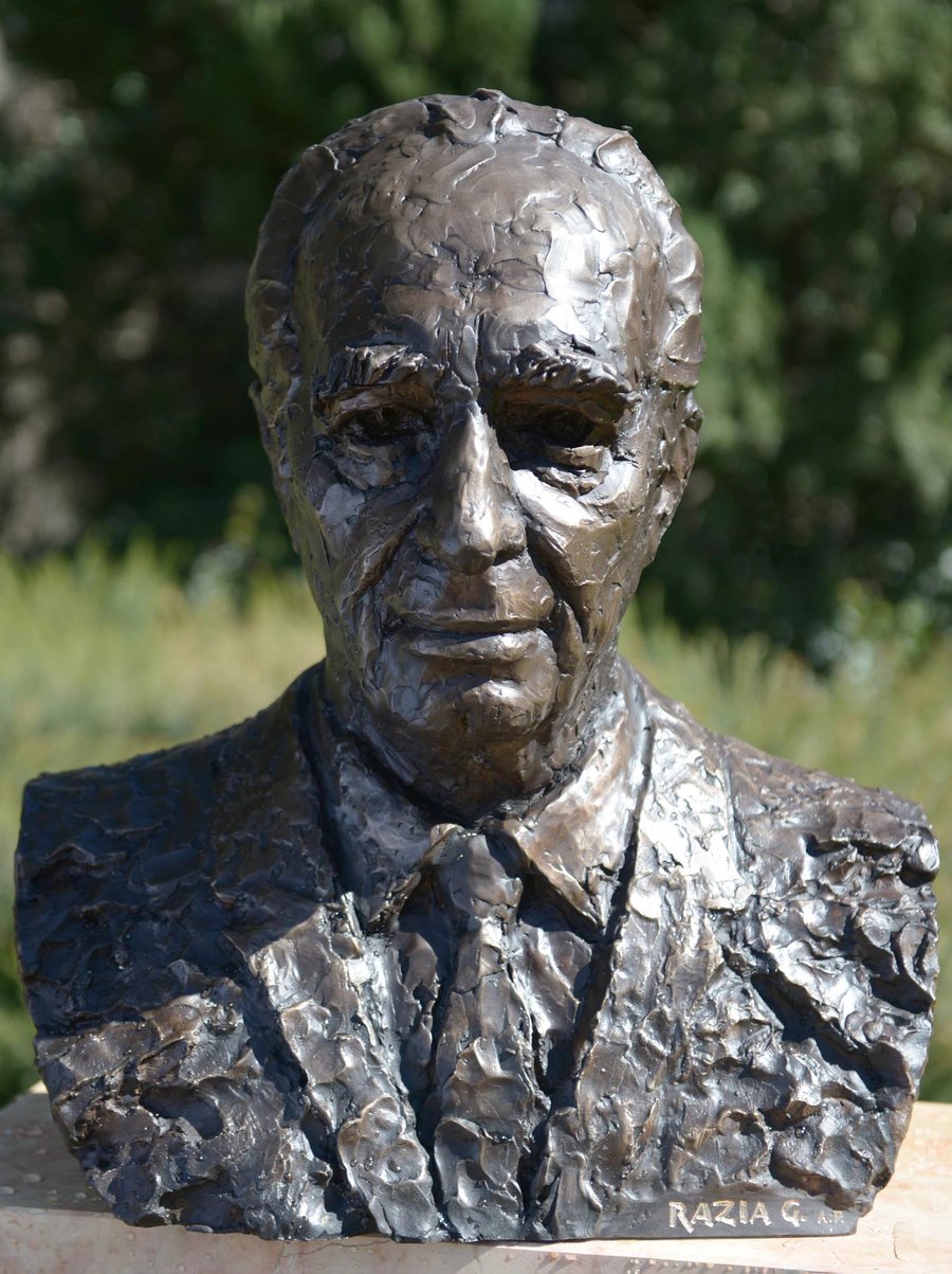 פסל בדמות הנשיא לשעבר שמעון פרס הוצב במשכן נשיאי ישראל