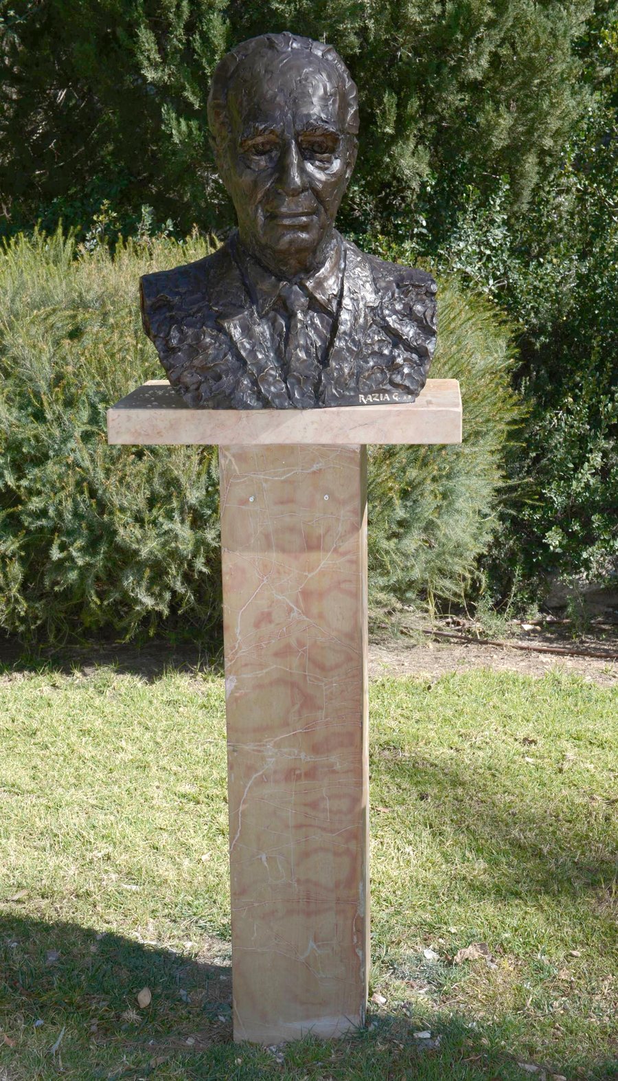 פסל בדמות הנשיא לשעבר שמעון פרס הוצב במשכן נשיאי ישראל