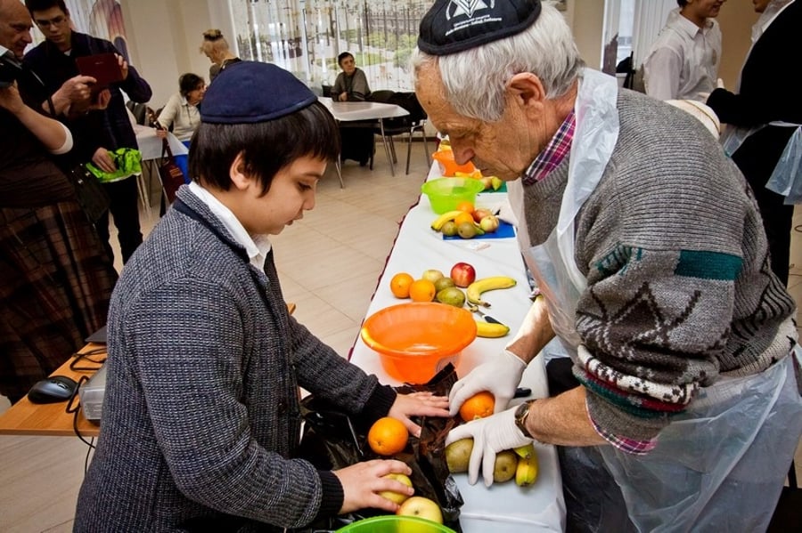 סלט הפירות הגדול בעולם בקהילה היהודית במוסקבה