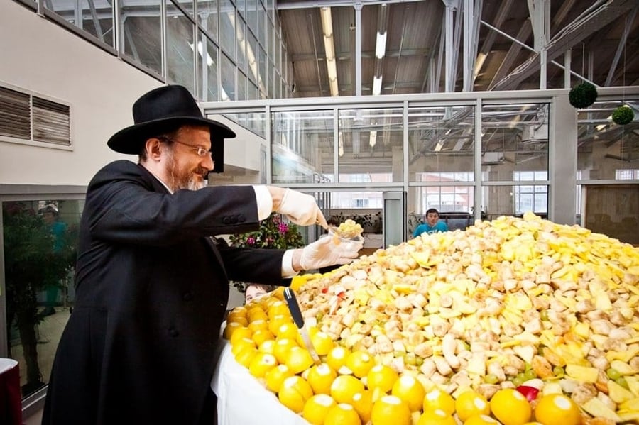 סלט הפירות הגדול בעולם בקהילה היהודית במוסקבה