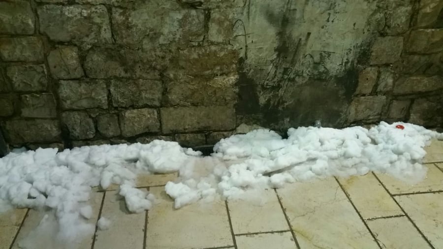 תיעוד ממירון: שלג קל בחוץ, בפנים מתפללים