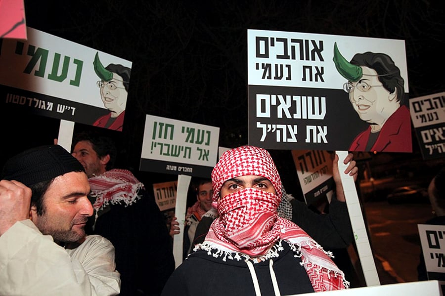 הפגנת פעילי "אם תרצו" נגד הקרן החדשה לישראל. ארכיון