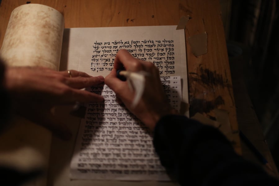איראן: ספרי תורה עתיקים שנגנבו הוחזרו לקהילה היהודית