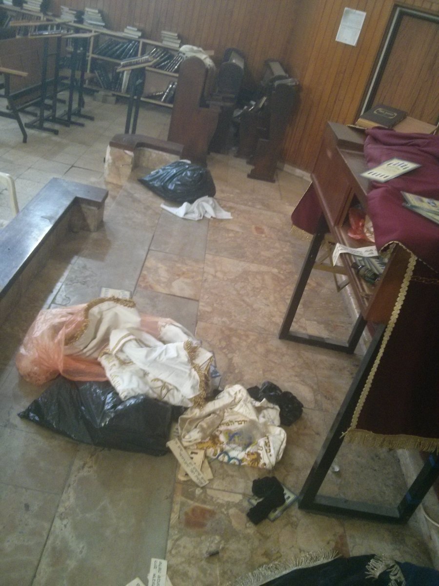 אלמונים פרצו לבית כנסת, גנבו ספר תורה וביצעו הרס