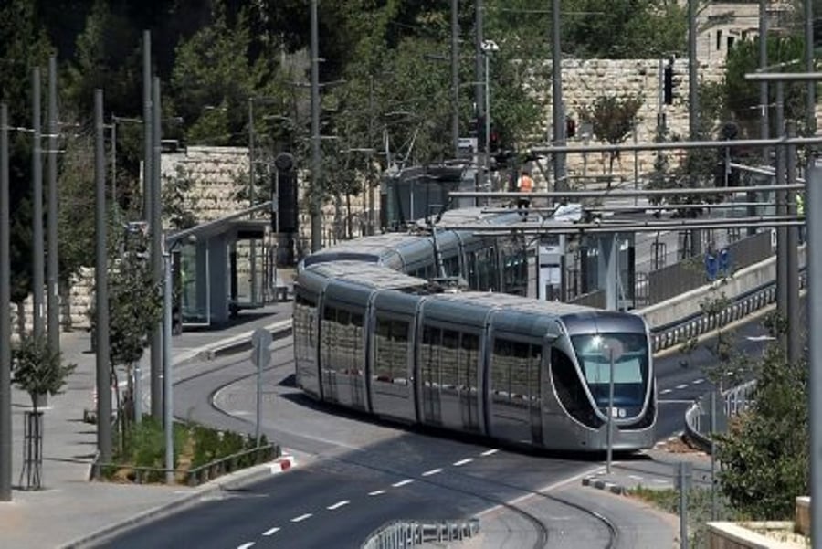 ירושלים: מחבלים יידו אבנים על הרכבת הקלה