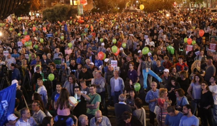 רבבות בעצרת בתל אביב: "נתניהו, נמאסת עלינו"