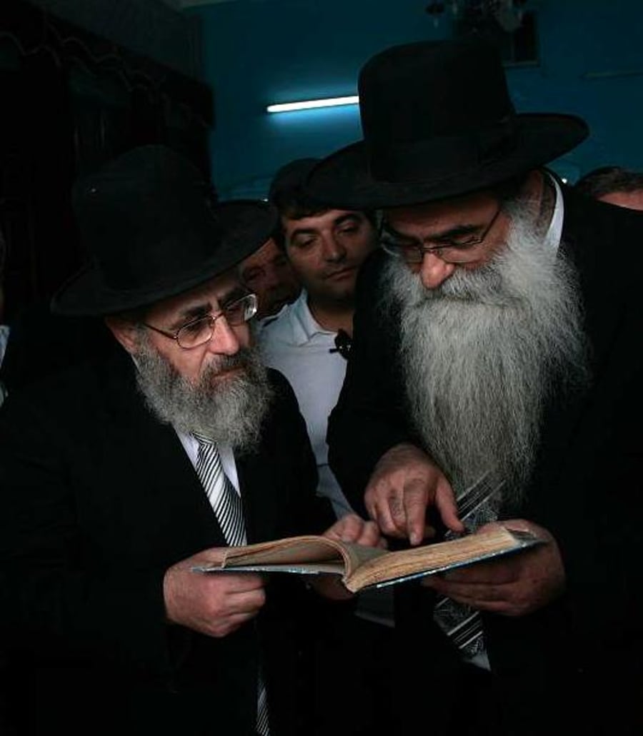 הרב רפאל כהן והרב יצחק יוסף בביקור בג'רבא