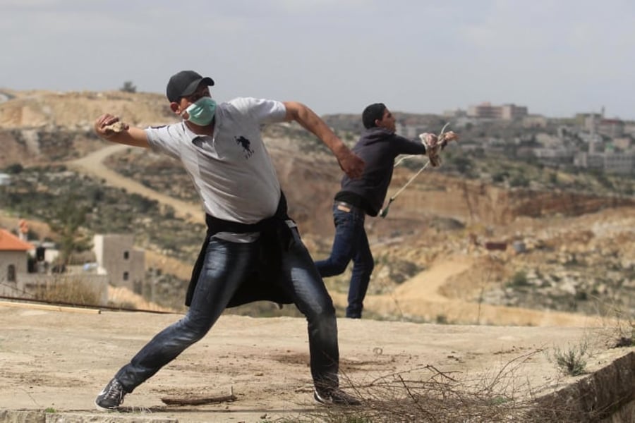 ירושלים: קטינים ערבים יידו אבנים לעבר רכב