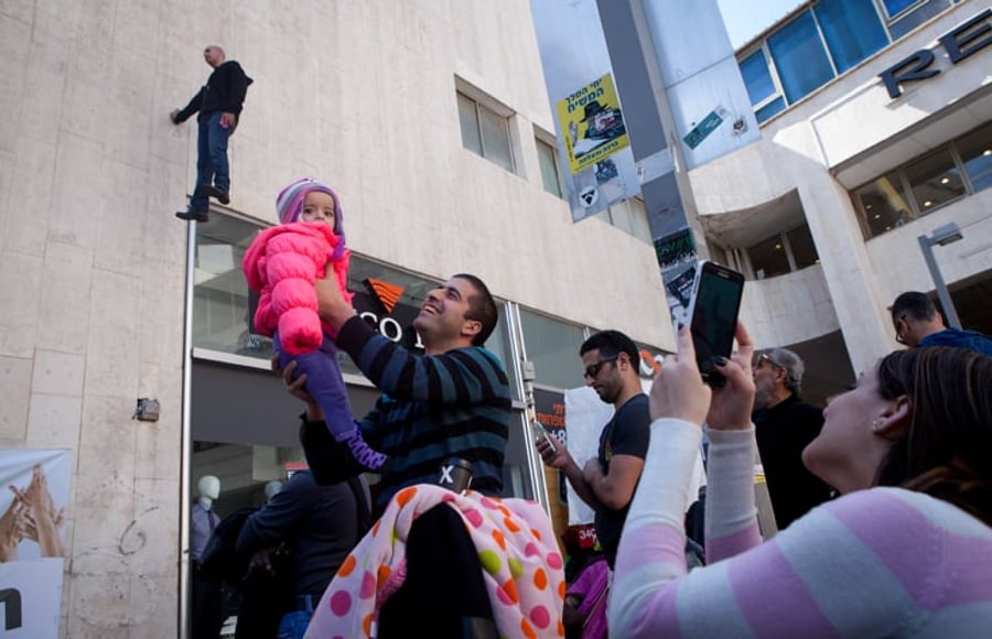 צפו: הקוסם חזי דין "מרחף באוויר" בתל אביב