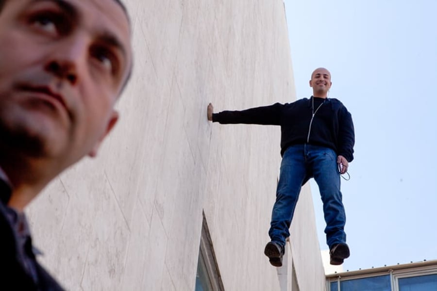 צפו: הקוסם חזי דין "מרחף באוויר" בתל אביב
