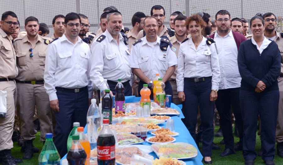 צפו: החיילים החרדים של חיל הים בהרמת כוסית לקראת פסח