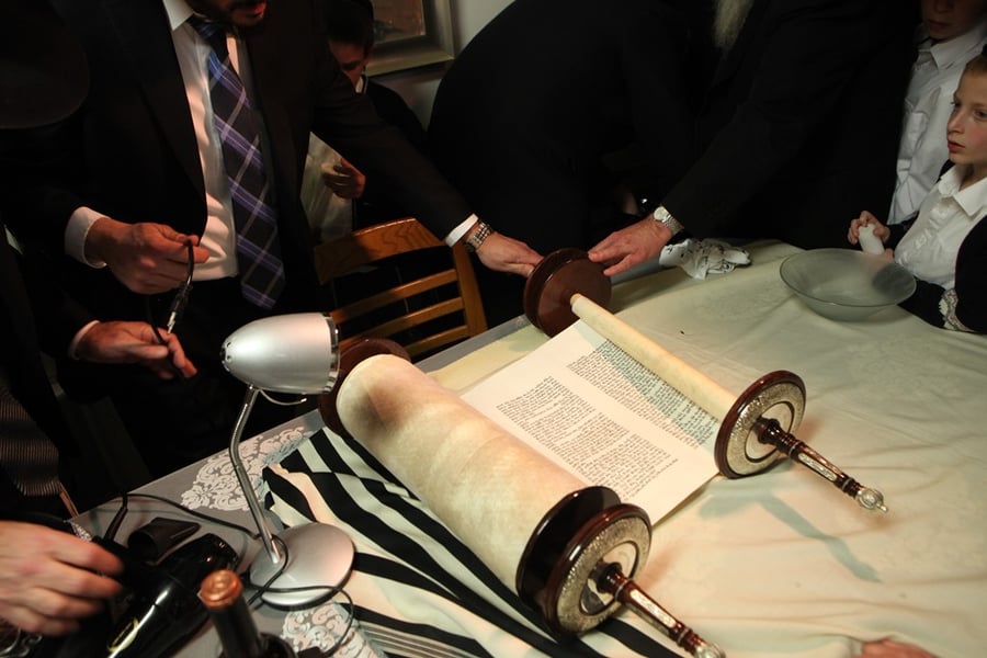 תיעוד: הכנסת ספר תורה לזכר הנרצחים בטבח בבית הכנסת בהר נוף