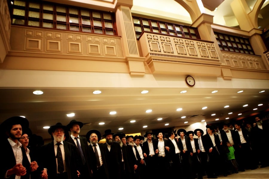 תיעוד: הכנסת ספר תורה לזכר הנרצחים בטבח בבית הכנסת בהר נוף