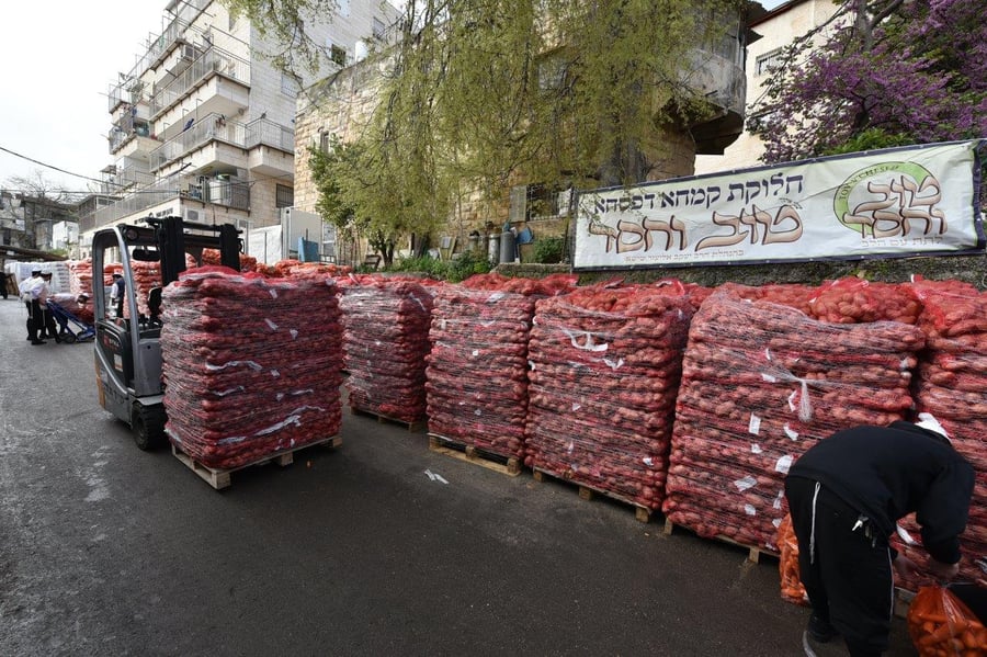 תיעוד: הכנת סלי מזון ל'קמחא דפסחא' בירושלים