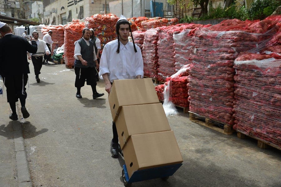תיעוד: הכנת סלי מזון ל'קמחא דפסחא' בירושלים