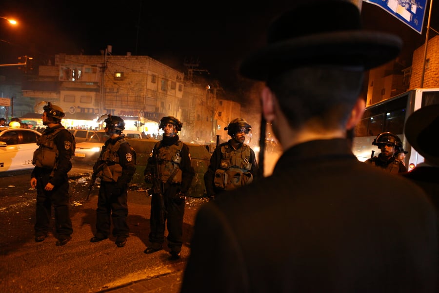 הפגנה אלימה בירושלים כנגד גיוס לצה"ל: שני שוטרים נפגעו מאבנים