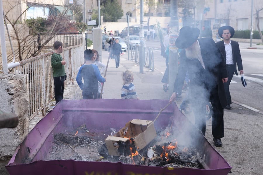תיעוד: ירושלים שורפת את החמץ