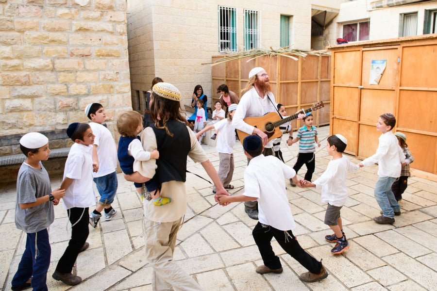 עיר אחת, שני עמים: הצצה מרתקת לחיי ילדי הישוב היהודי בחברון