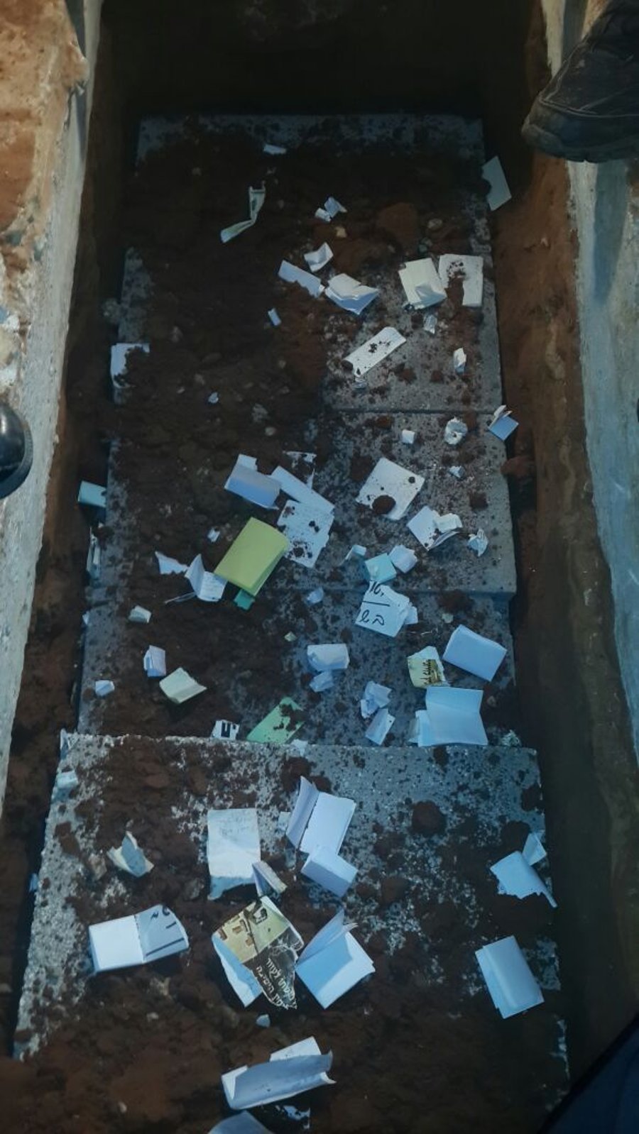 צפו: עשרות הטמינו "קוויטלאך" בקבר הגר"ש וואזנר זצ"ל