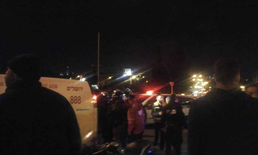 ירושלים: רכב התנגש בתחנת אוטובוס, שני בני אדם נפצעו קשה