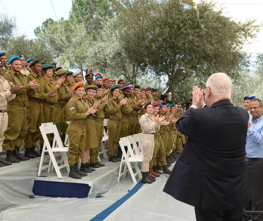 הנשיא ראובן ריבלין הפתיע את החיילים המצטיינים