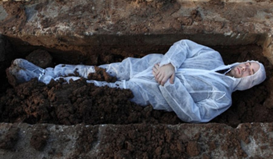 סגולה לאריכות ימים: לשכב בקבר