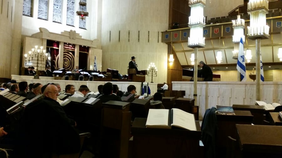 תיעוד: שירת 'התקווה' בבית הכנסת הגדול