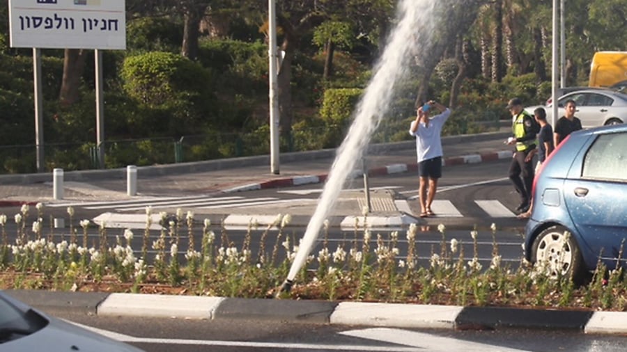 תל אביב: התנגש בצינור מים וגרם לפקק