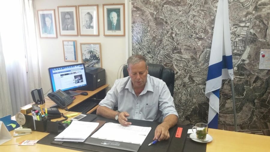 צפו: שמעון גפסו שב ללשכת ראש העיר
