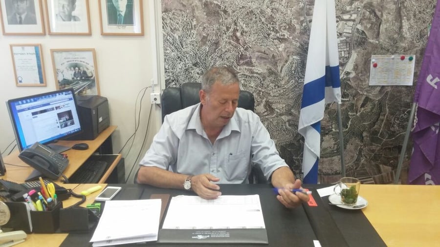 צפו: שמעון גפסו שב ללשכת ראש העיר