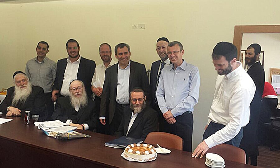 צוות המו"מ של 'הליכוד' הפתיע את ח"כ משה גפני עם עוגת יום הולדת • תמונות
