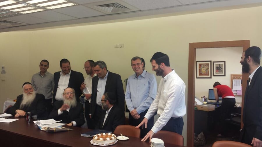 צוות המו"מ של 'הליכוד' הפתיע את ח"כ משה גפני עם עוגת יום הולדת • תמונות