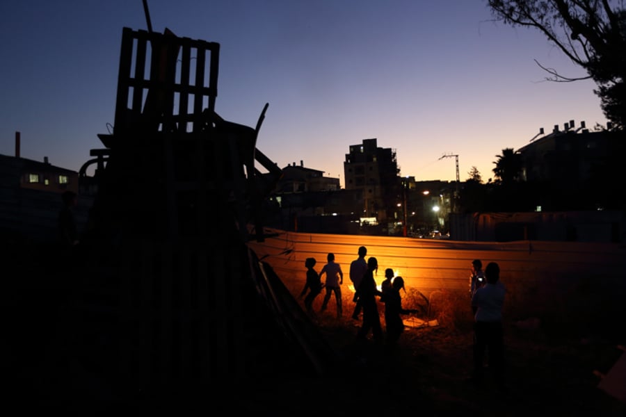 גלריה: ילדי בני ברק בהדלקת מדורת ל"ג בעומר