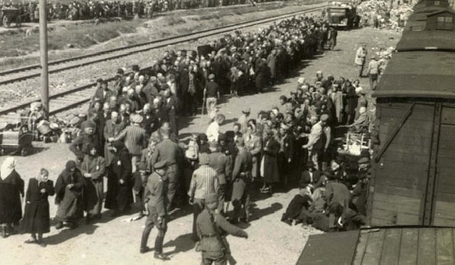 לא למדנו את הלקח? סלקציה ברציף תחנת הרכבת בבירקנאו, 27 במאי 1944