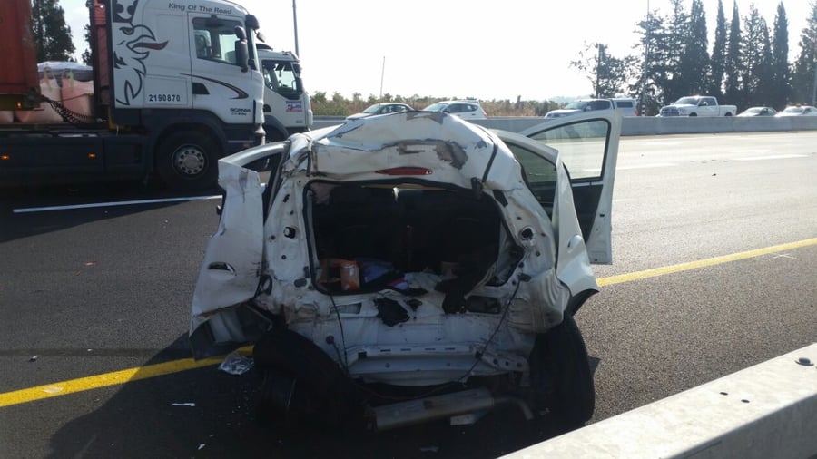 כביש 7: נהג נפצע קשה בתאונה עם משאית