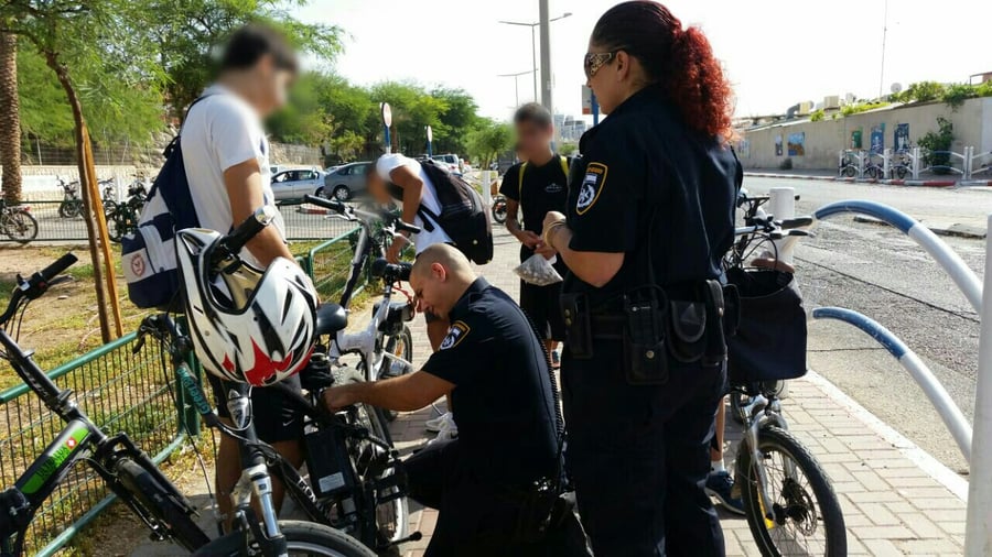 המשטרה במבצע אכיפה על אופניים חשמליים