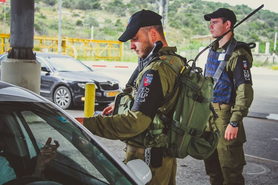 פלסטיני עם נשק נתפס במחסום שועפאט