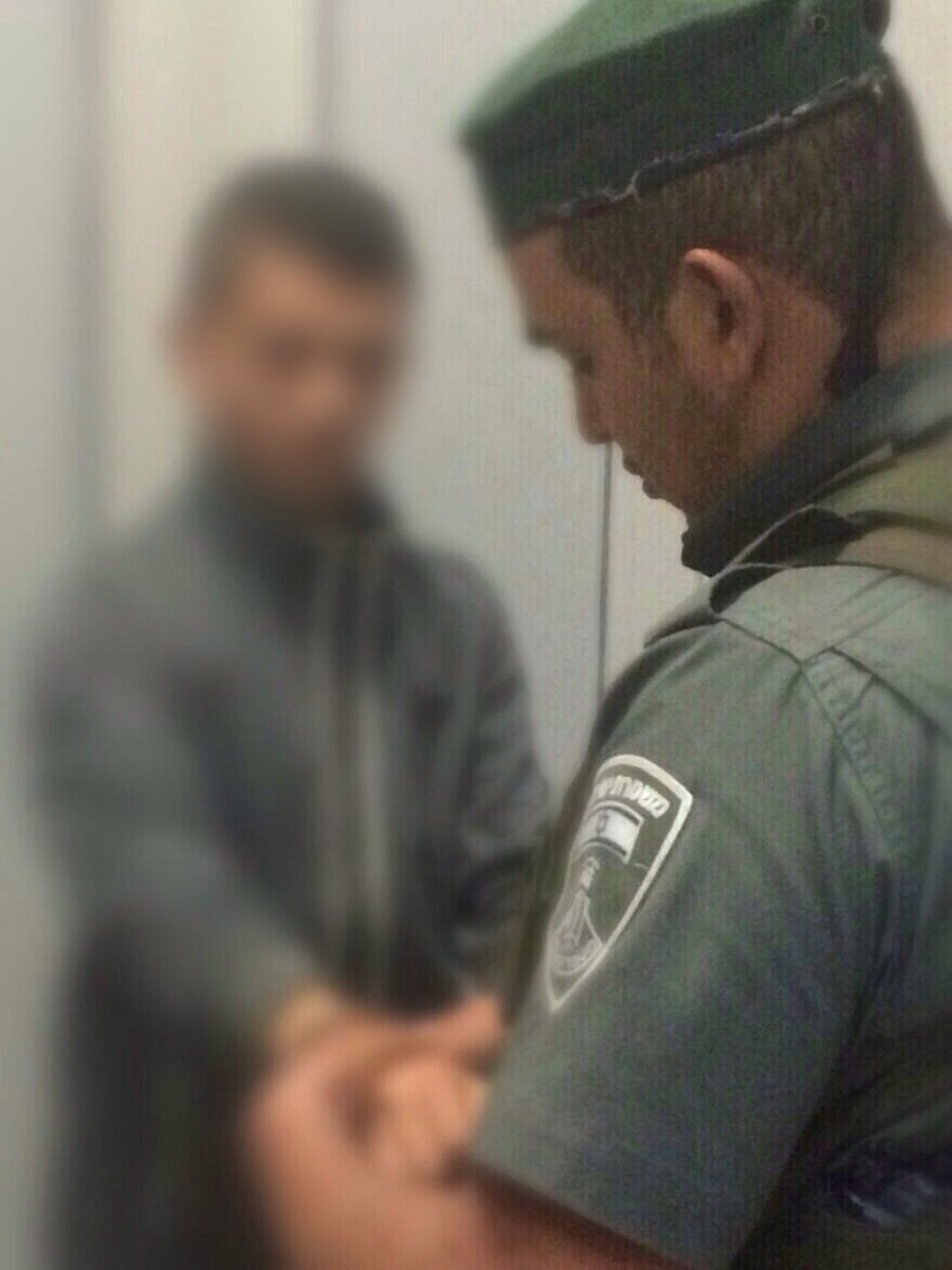 פלסטיני עם נשק נתפס במחסום שועפאט
