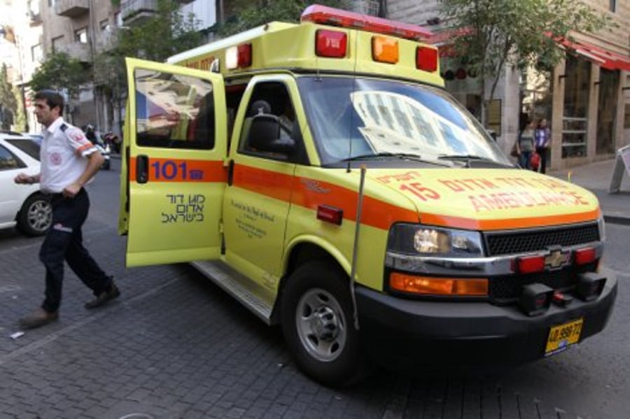 פתח תקווה: בן 70 נפצע אנוש מפגיעת אוטובוס