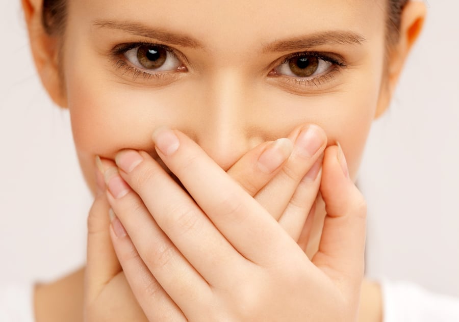 מדוע אנחנו קמים עם ריח רע מהפה ואיך מטפלים? כל התשובות